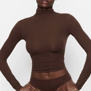 SKIMS soft smoothing seamless brown turtleneck M